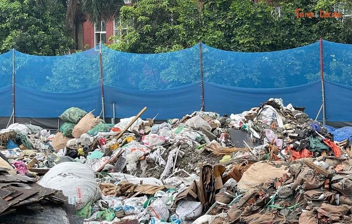 Theo vị đại diện, sau khi nhận được phản ánh của người dân phường đã kiểm tra và lập biên bản.