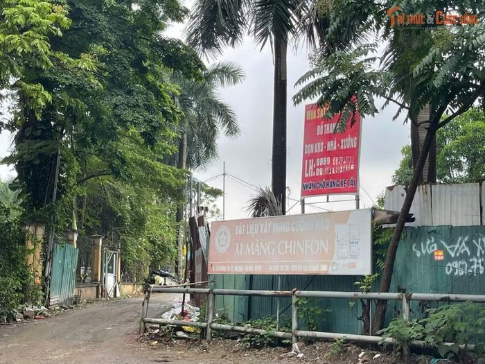 Liên quan đến việc bãi đất trống thuộc khu kinh doanh vật liệu xây dựng Cường Hào, gần Học viện Tư Pháp (số 9 Trần Vỹ, phường Phú Diễn, TP Hà Nội) biến thành bãi đổ thải, tập kết trái phép, sáng 20/5, đại diện Phòng Kinh tế, hạ tầng và đô thị phường Phú Diễn cho biết, rác thải và trạc thải xây dựng được tập kết tại khu đất là của Công ty Vĩnh Yên. Doanh nghiệp này ký hợp đồng với UBND phường Phú Diễn để thu gom rác thải trên địa bàn, nhưng bãi tập kết thì công ty tự bố trí.