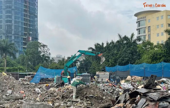 Sáng cùng ngày, bên trong bãi tập kết đang có máy móc và một số người đang tập trung phân loại phế liệu, phân loại rác. Từ trong bãi bốc mùi hôi thối cực kỳ khó chịu.