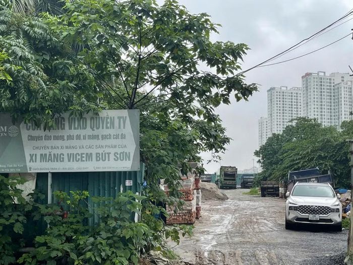 Trước đó, theo phản ánh của người dân, các phương tiện xe tải vận chuyển vật liệu xây dựng, phế thải để đổ, tập kết tại khu vực này chủ yếu vào ban đêm, gây ô nhiễm môi trường, ảnh hưởng trực tiếp đến môi trường cuộc sống của các hộ dân xung quanh cũng như sinh viên khu vực lân cận.