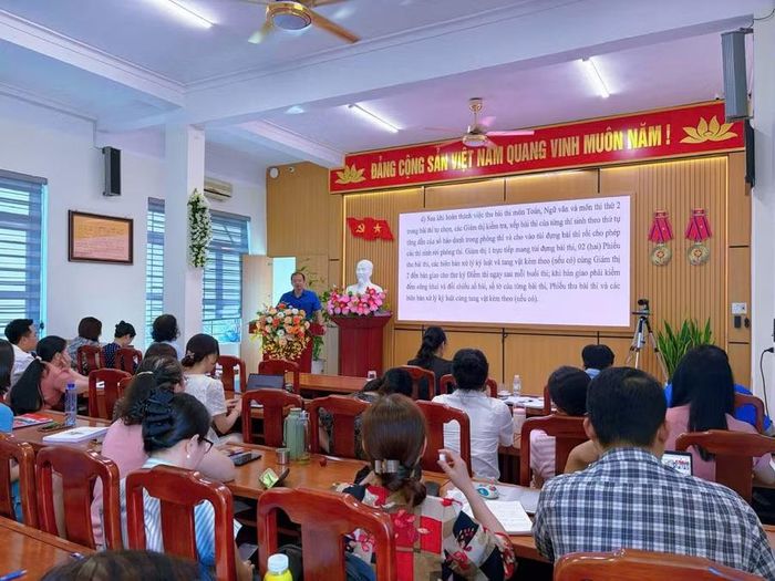 Trường THPT Điện Biên Phủ họp triển khai các nội dung liên quan đến kỳ thi. Ảnh: NTCC