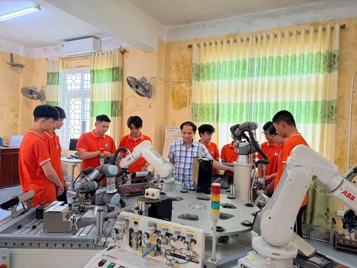 Trường Cao đẳng Công nghệ Hà Tĩnh đang ký kết hợp tác với gần 40 doanh nghiệp tạo điều kiện cho sinh viên tham quan, học tập.