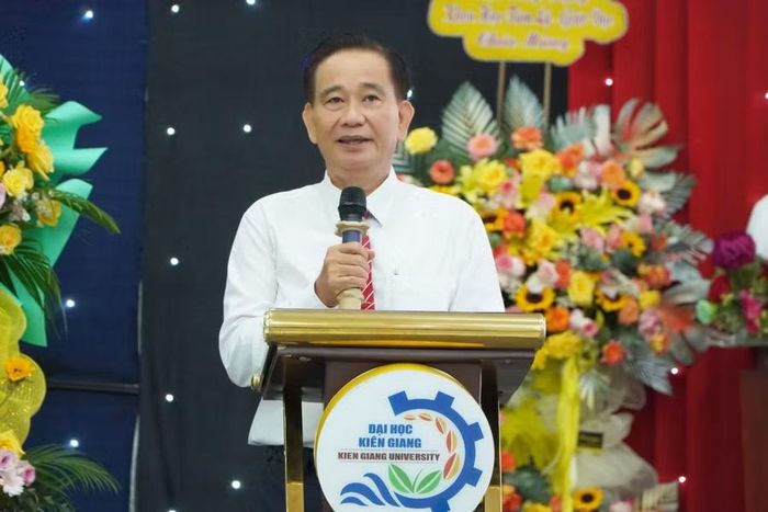 TS Nguyễn Tuấn Khanh, nguyên Hiệu trưởng Trường ĐH Kiên Giang, phát biểu tại buổi họp mặt.