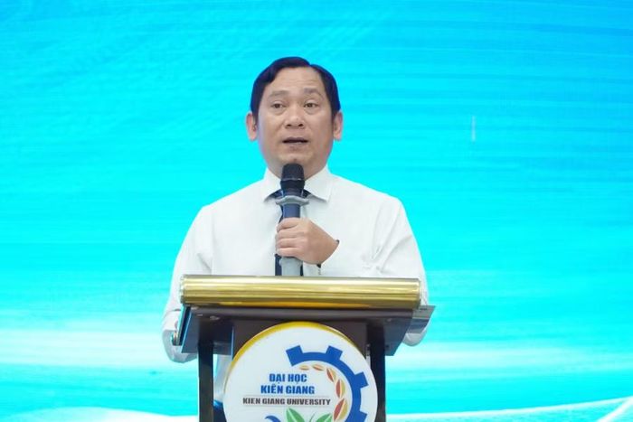 TS Nguyễn Văn Thành, Hiệu trưởng Trường ĐH Kiên Giang, phát biểu tại buổi họp mặt.