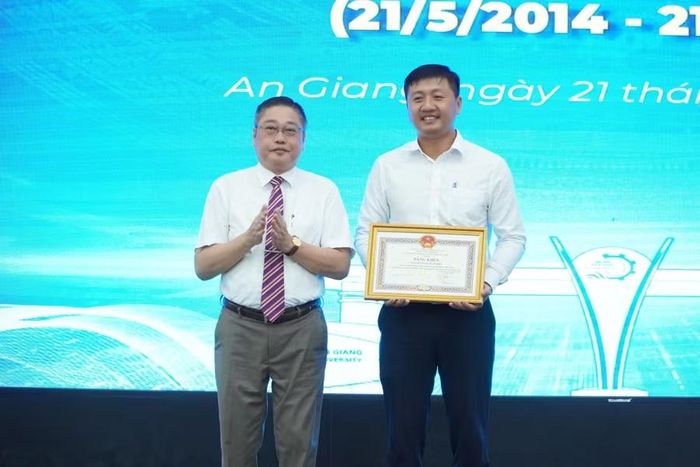 Trao Bằng khen của Chủ tịch UBND tỉnh An Giang cho cá nhân có thành tích xuất sắc.