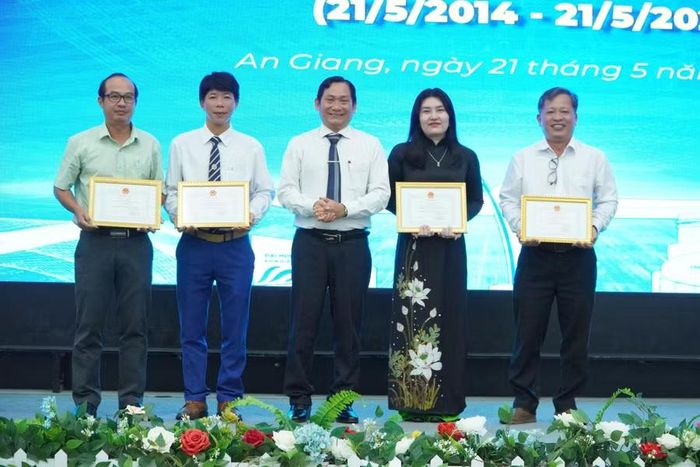 Trao Bằng khen của Bộ GD&amp;ĐT công nhận danh hiệu "Tập thể lao động xuất sắc".