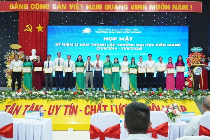 Trao Bằng khen của Trường ĐH Kiên Giang cho các tập thể, cá nhân.