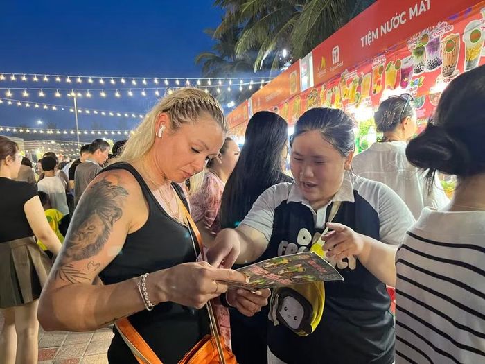 Du khách quốc tế chọn món ăn.