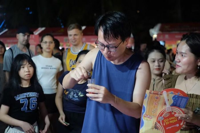 Trải nghiệm món mực nhảy tại lễ hội.