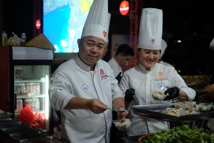Các đầu bếp giới thiệu ẩm thực xứ Quảng đến với du khách.