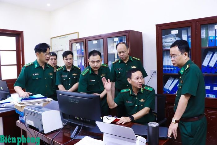 Thiếu tướng Hoàng Hữu Chiến kiểm tra hệ thống hồ sơ, sổ sách và cơ sở dữ liệu hệ thống đường biên, mốc quốc giới do Bộ đội Biên phòng tỉnh Lào Cai phụ trách, quản lý. Ảnh: Dân Chủ