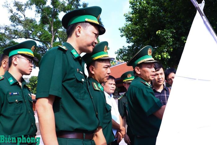 Thiếu tướng Hoàng Hữu Chiến kiểm tra thực tế tại thực địa và đối chiếu với bản đồ. Ảnh: Dân Chủ