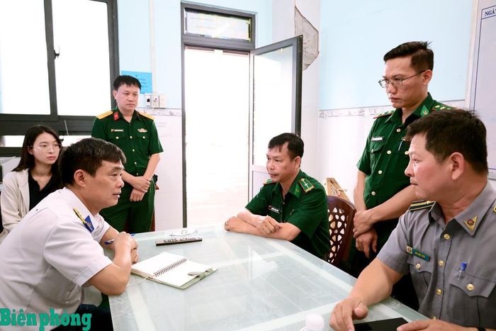Đoàn công tác kiểm tra công tác trao đổi thông tin giữa các lực lượng chức năng tại Cảng cá Tắc Cậu. Ảnh: Tuấn Kiệt