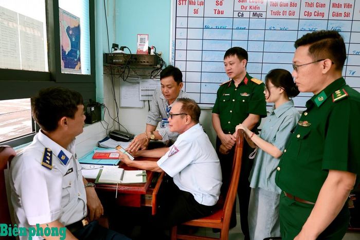 Đoàn công tác kiểm tra việc liên thông, đồng bộ giữa trạm kiểm soát Biên phòng và cảng cá trên phần mềm eCDT. Ảnh: Tuấn Kiệt