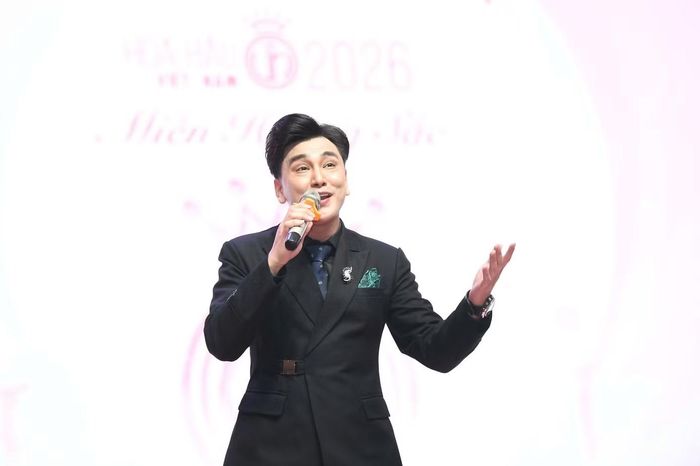 Hai tiết mục được thể hiện bởi ca sĩ Vũ Quang Thiện. Nam ca sĩ nhắn nhủ nữ sinh Đại học Phenikaa luôn nỗ lực lan tỏa vẻ đẹp người phụ nữ Việt.