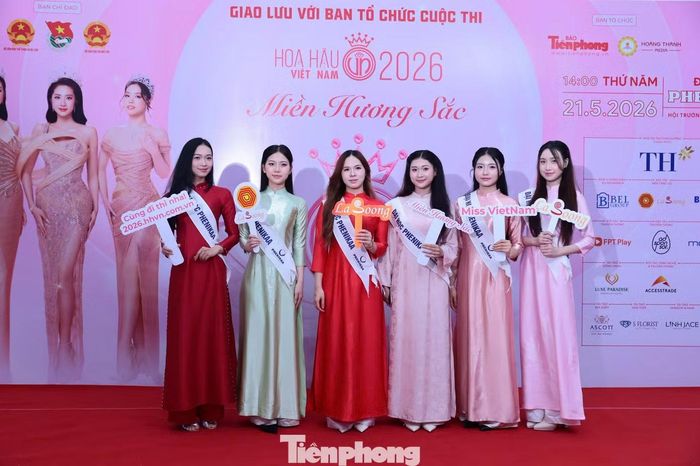 Trong trang phục áo dài truyền thống, các cô gái mang đến năng lượng tươi trẻ, tinh thần cống hiến, hào hứng ghi danh ở Hoa hậu Việt Nam 2026. Ban tổ chức mong muốn tìm kiếm những gương mặt nữ sinh tiêu biểu về nhan sắc, trí tuệ, bản lĩnh và khả năng hội nhập, lan tỏa hình ảnh nữ sinh năng động, thanh lịch, hiện đại.