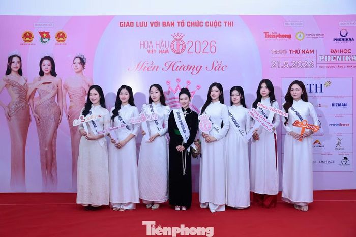 Trước khi ngày hội tuyển sinh chính thức bắt đầu, dàn nữ sinh đến từ Đại học Phenikaa giao lưu cùng khách mời và ban tổ chức.