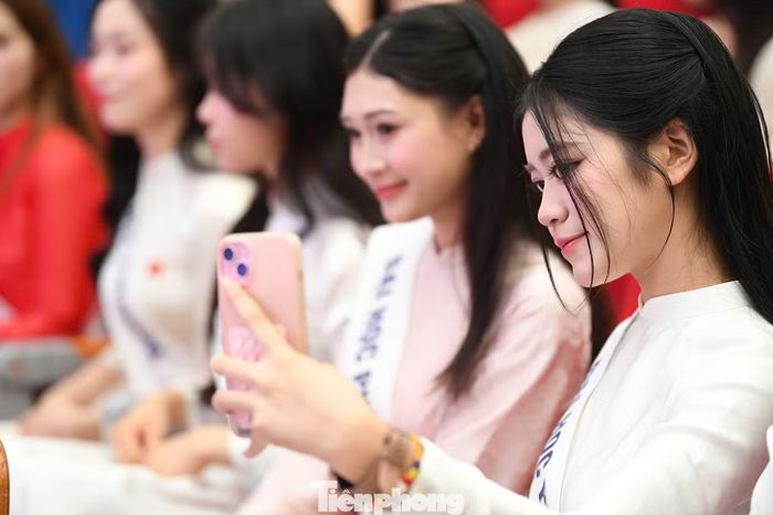 Lãnh đạo Đại học Phenikaa cam kết luôn tạo điều kiện thuận lợi để sinh viên được phát triển toàn diện, được tiếp cận với những sân chơi lớn, môi trường trải nghiệm thực tiễn và các cơ hội phát triển bản thân ở nhiều lĩnh vực khác nhau.