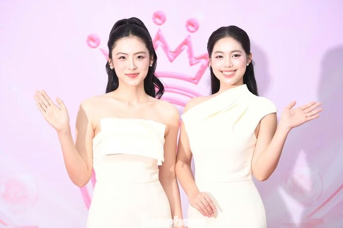 Hai Á hậu hào hứng trước giờ giao lưu với sinh viên.