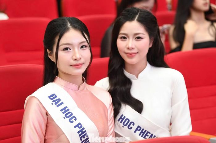 Hai sinh viên của Đại học Phenikaa chọn phong cách trang điểm nhẹ nhàng, tôn các đường nét tự nhiên trên gương mặt.