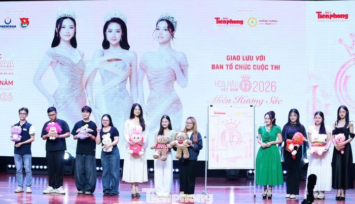 Bà Tạ Liên Hương tặng thú bông cho 10 khán giả tham gia trò chơi ghép logo. Đội Châu Anh (phía bên phải) giành chiến thắng.