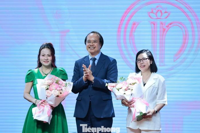 PGS. TS. Nguyễn Phú Khánh thay mặt Đại học Phenikaa tặng hoa cho nhà báo Trần Thị Thu Hà và bà Tạ Liên Hương, đại diện Ban tổ chức cuộc thi Hoa hậu Việt Nam 2026.
