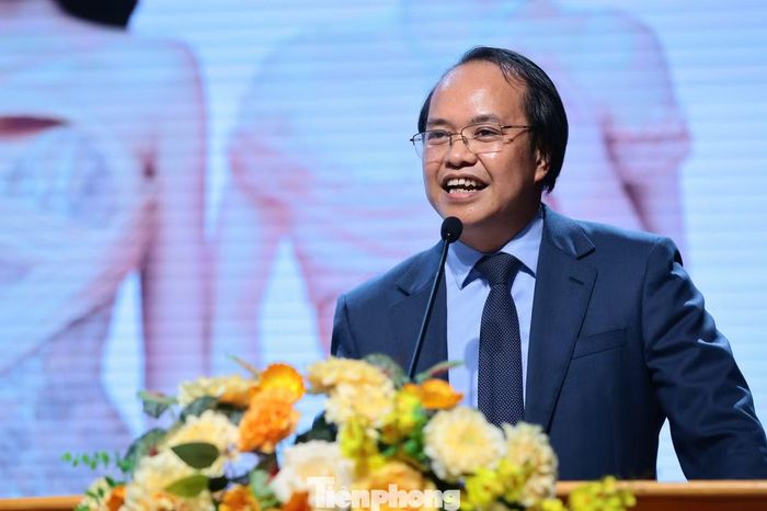 PGS.TS Nguyễn Phú Khánh cam kết luôn tạo điều kiện thuận lợi để sinh viên được phát triển toàn diện, được tiếp cận với những sân chơi lớn.