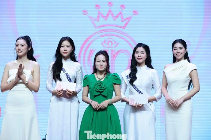 Hai sinh viên đến từ Đại học Phenikaa là Phương Quyên và Ngọc Bích nhận giải thưởng từ ban tổ chức sau thử thách catwalk.