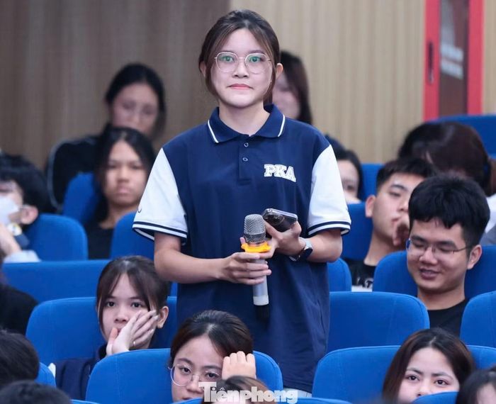 Bạn Ngọc Ánh đặt câu hỏi về phẫu thuật thẩm mỹ.