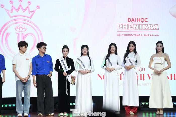 Sau màn giao lưu, hỏi đáp, không khí tại hội trường tiếp tục được khuấy động với phần thử thách catwalk trên nền nhạc trình diễn áo dài và bikini.