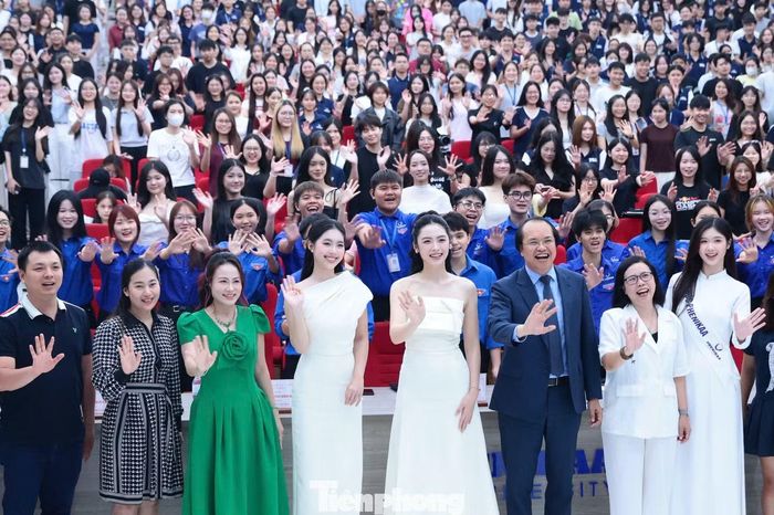 Buổi giao lưu khép lại bằng những hình ảnh đáng nhớ.