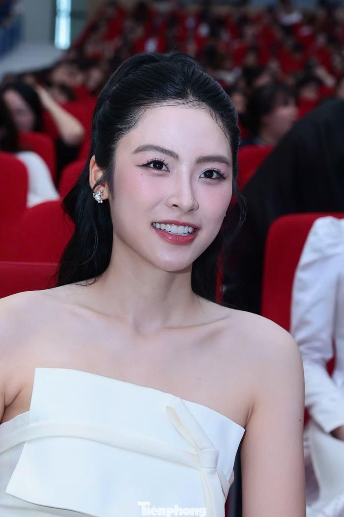 Á hậu 2 Nguyễn Thị Vân Nhi hào hứng trở lại trường. Á hậu Vân Nhi là minh chứng cho hình ảnh sinh viên Phenikaa năng động, trí tuệ.