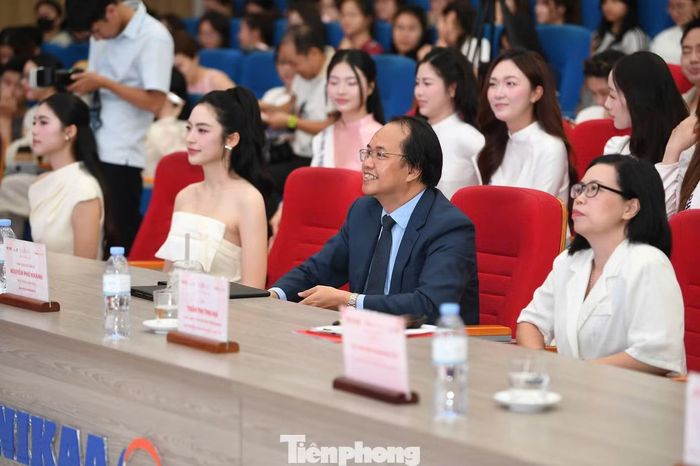 Ngày hội tuyển sinh không chỉ là dịp để các bạn sinh viên tìm hiểu về cuộc thi sắc đẹp uy tín, giàu truyền thống và danh giá hàng đầu cả nước, mà còn là cơ hội để các nữ sinh tự tin thể hiện bản thân, chinh phục những giới hạn mới và lan tỏa những giá trị tốt đẹp tới cộng đồng.
