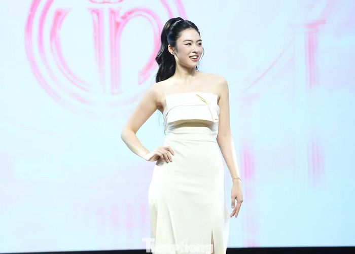 Á hậu Nguyễn Thị Vân Nhi thị phạm catwalk với trang phục dạ hội.