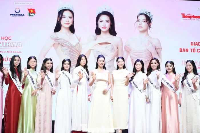 Dàn nữ sinh khoe nhan sắc cùng hai Á hậu Châu Anh, Vân Nhi.