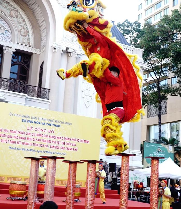 Lân nhảy Mai hoa thung.