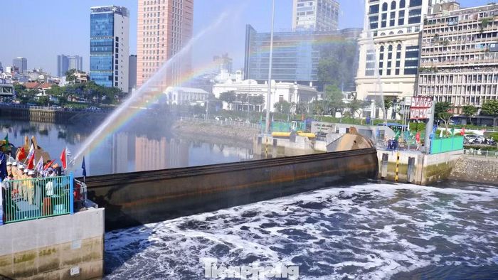 Cống ngăn triều Bến Nghé thuộc dự án Giải quyết ngập do triều khu vực TPHCM có xét đến yếu tố biến đổi khí hậu - giai đoạn 1. Ảnh: Hữu Huy