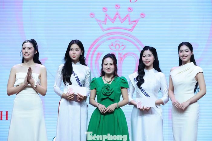 Hai sinh viên đến từ Đại học Phenikaa là Phương Quyên và Ngọc Bích nhận giải thưởng từ ban tổ chức sau thử thách catwalk.