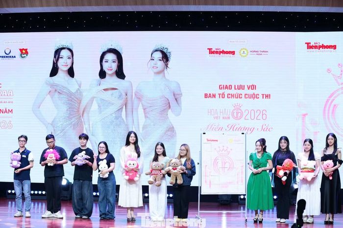 Sau phần thi catwalk, ban tổ chức mời lên sân khấu 10 khán giả để tham gia trò chơi tiếp theo là ghép logo cuộc thi Hoa hậu Việt Nam 2026. Cũng như mini game trước, khán giả được chia thành hai đội là Châu Anh và Vân Nhi. Đội chiến thắng là bên ghép xong và đúng logo trước.