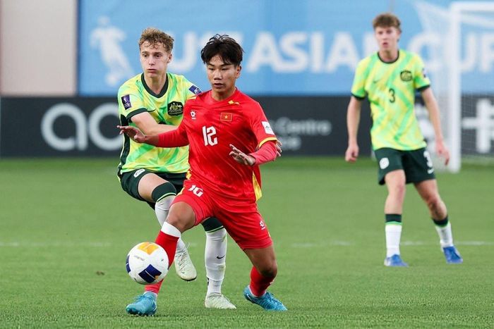 U17 Việt Nam (áo đỏ) còn phải hoàn thiện bản thân rất nhiều...