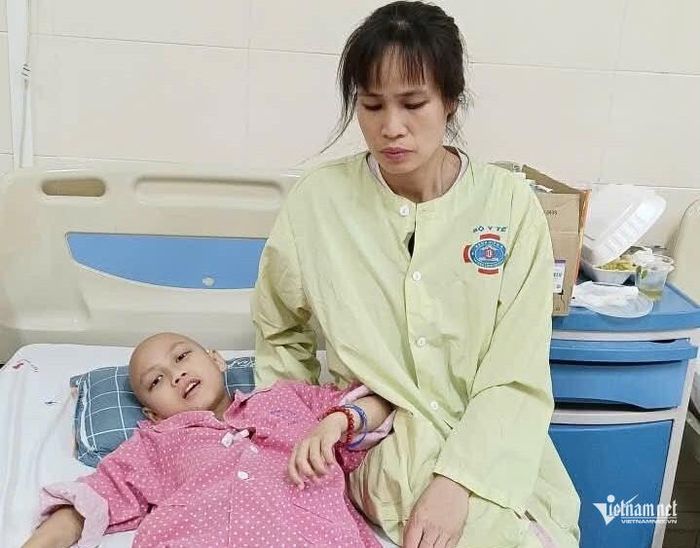 Từ ngày con trai nằm viện, chị Tuyết phải nghỉ làm túc trực bên con, gia đình mất một nguồn thu nhập
