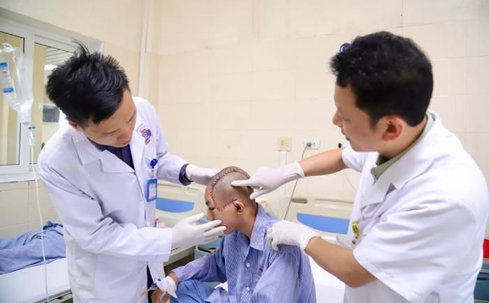Bác sĩ kiểm tra cho T. sau mổ. Ảnh: Mạnh Trần.