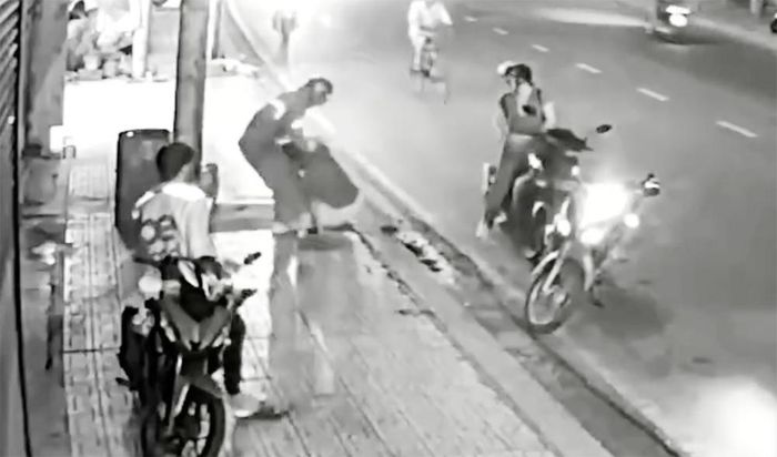 Vụ việc Tú hành hung người khác bị camera an ninh ghi lại. Ảnh: Cắt từ clip