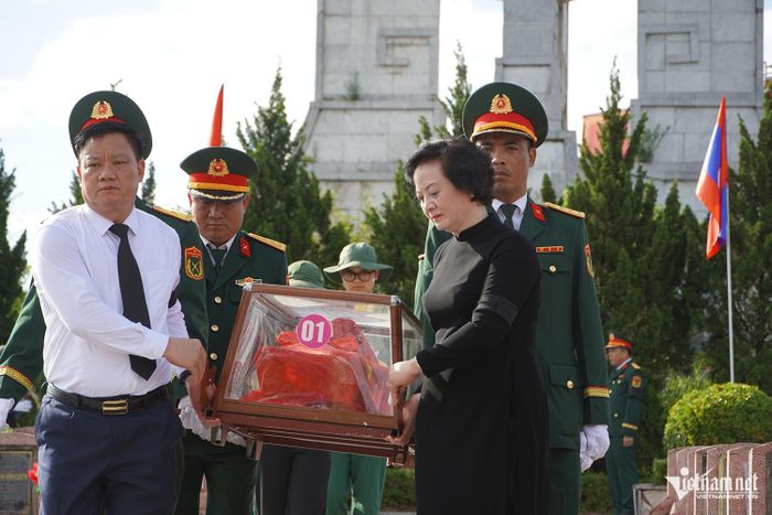 Các đại biểu tiễn đưa hài cốt liệt sĩ về nơi an nghỉ cuối cùng