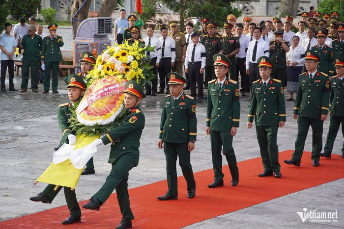 Đoàn đại biểu Tổng cục Chính trị do Thượng tướng Lê Quang Minh, Phó Chủ nhiệm Tổng cục Chính trị làm trưởng đoàn lên dâng hoa, dâng hương tưởng niệm các liệt sĩ