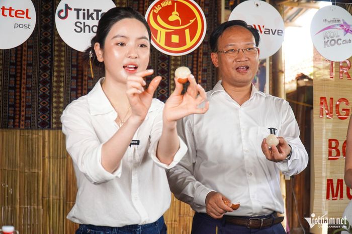Nữ TikToker cùng Phó Chủ tịch UBND tỉnh Bắc Ninh livestream bán vải u hồng. Ảnh: Bảo Khánh