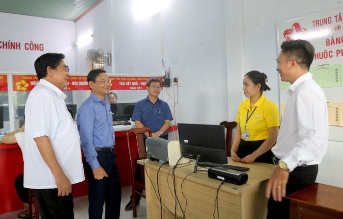 Phó Chủ tịch UBND tỉnh Nguyễn Tự Công Hoàng kiểm tra hoạt động của Trung tâm Phục vụ hành chính công xã Bình Phú. Ảnh: Kim Loan
