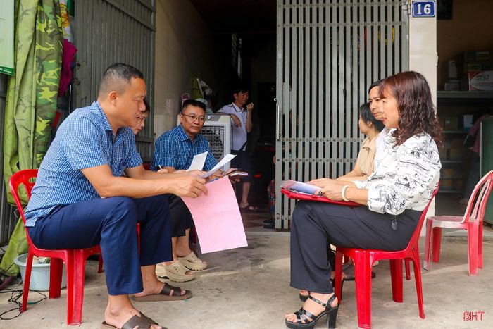 Đoàn kiểm tra làm việc tại Cơ sở kinh doanh thuốc BVTV Hoàng Văn Năng (xã Cẩm Xuyên)