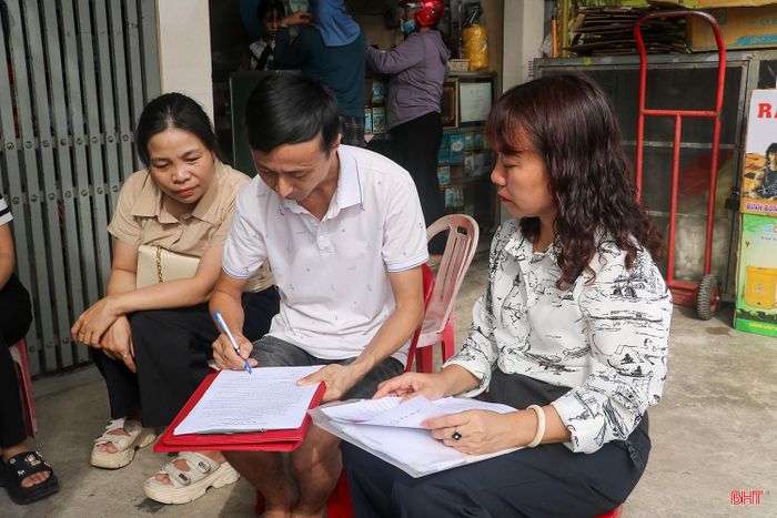 Anh Hoàng Kiều Hưng – đại diện Cơ sở kinh doanh thuốc BVTV Hoàng Văn Năng ký cam kết chấp hành các quy định về buôn bán thuốc bảo vệ thực vật.