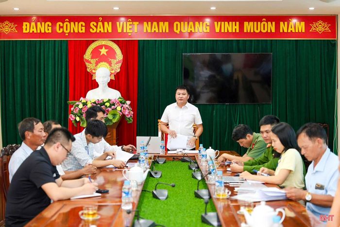 UBND xã Cẩm Bình tổ chức làm việc với hộ gia đình phun thuốc cỏ cháy sai quy định.